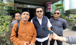 
Ahmad Sazili beserta rombongan usai menyurati Kejati Sumsel meminta Haji Halim dilakukan penahanan rumah agar proses hukum berjalan maksimal.