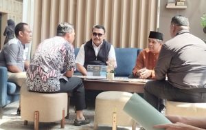 
Perwakilan masyarakat Palembang diterima baik petugas PTSP Kejati Sumsel sebelum melampirkan surat permohonan penahan rumah terhadap Haji Halim