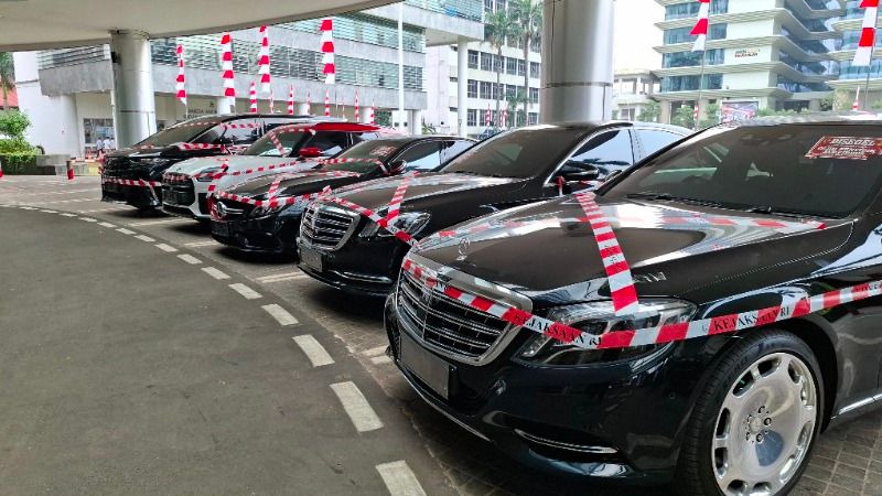 Penampakan 5 mobil mewah diduga milik tersangka kasus korupsi tata kelola minyak mentah Pertamina, Mohammad Riza Chalid (MRC) yang disita Kejaksaan Agung (Kejagung). ( Inilah.com).