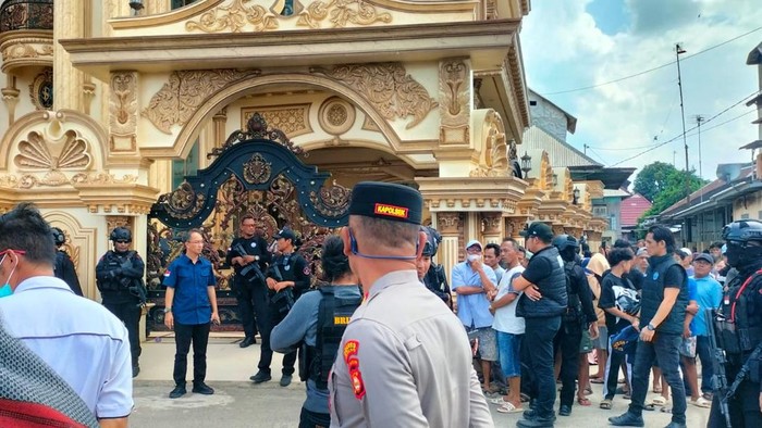 Potret rumah mewah Haji Sutar di Tulung Selapan OKI saat digerebek BNN. (detiknews.com/Dok. Istimewa)