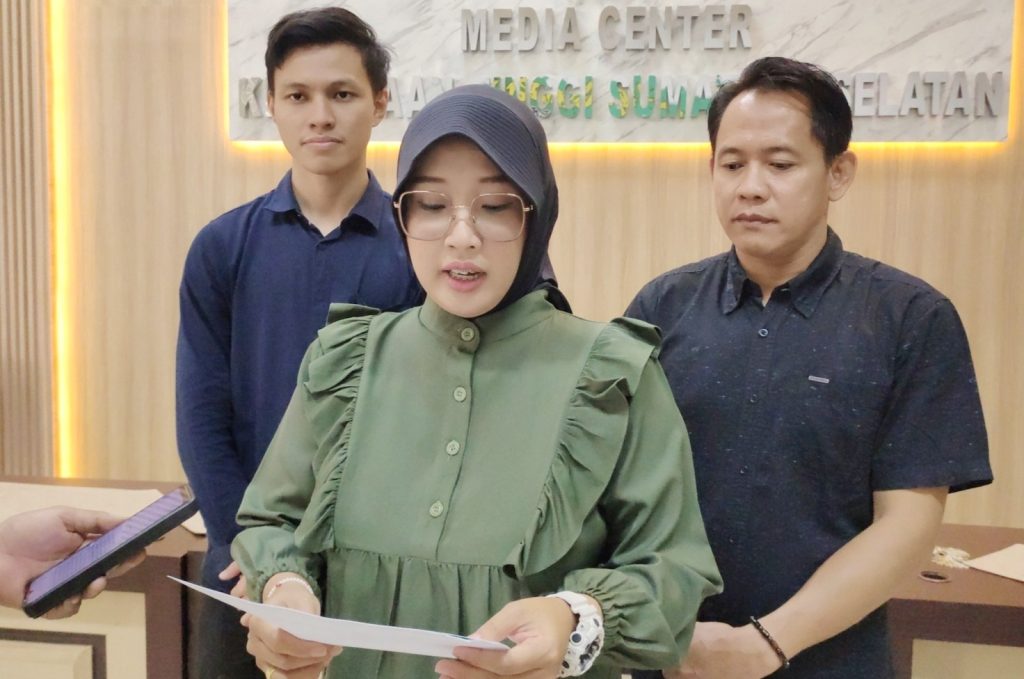Kasi Penkum Kejati Sumsel Vanny Yulia Eka Sari SH MH (tengah)dok