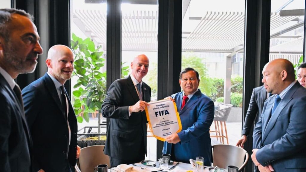 Presiden Republik Indonesia, Prabowo Subianto menerima kunjungan Presiden Federasi Sepak Bola Internasional (FIFA) Gianni Infantino di New York, Amerika Serikat, pada Rabu, 24 September 2025. Foto: BPMI Setpres