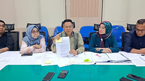 Tim Kuasa Hukum Mardiansyah SH, dan rekan Luil Maknun Busroh SH MH, Zulfikar SH MH, Dr Conie Pania Putri SH MH, dan Didi Efriadi SH, saat menggelar laporan di Polda Sumsel, Rabu (8/10/2025), sore. 
