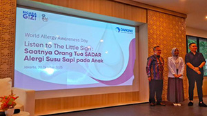 Corporate Communications Director Danone Indonesia, Arif Mujahidin (kiri) bersama Medical & Scientific Affairs Director Danone Indonesia, Dr. dr. Ray Wagiu Basrowi, MKK, FRSPH ( kanan), dan Dokter Spesialis Anak dr. Tiara Nien Paramita, SpA (tengah), dalam kegiatan edukasi “Bicara Gizi” bertema Listen to The Little Sign: Saatnya Orang Tua SADAR Alergi Susu Sapi pada Anak di Jakarta, Senin (20/10/2025). (tribunnews.com)