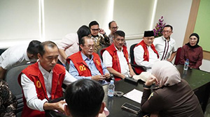 Keempat tersangka saat menjalani pemeriksaan maraton terkait kasus dugaan korupsi pasar cinde, Mantan Gubernur Sumsel Alex Noerdin bersama tiga tersangka lainnya, pada 21 April 2025 lalu. Informasi terkini, Sabtu (25/10/2025), tersangka akan menjalani sidang perdana di hari Kamis 30 Oktober 2025. (Handout/Sripoku.com/Dok:Kejati Sumsel).
