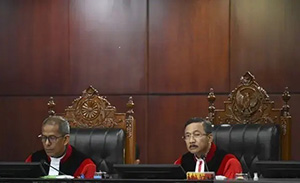 Ketua MK Suhartoyo (kanan) didampingi Wakil Ketua MK Saldi Isra memimpin sidang pembacaan putusan uji materiil UU Polri di Gedung MK, Jakarta, Kamis (13/11/2025). MK mengabulkan uji materiil terhadap pasal 28 ayat (3) UU No. 2 tahun 2002 tentang Kepolisian Negara Republik Indonesia sehingga kini anggota Polri aktif harus mengundurkan diri atau pensiun untuk menduduki jabatan di luar kepolisian. (Foto: Inilah.com/Antara)