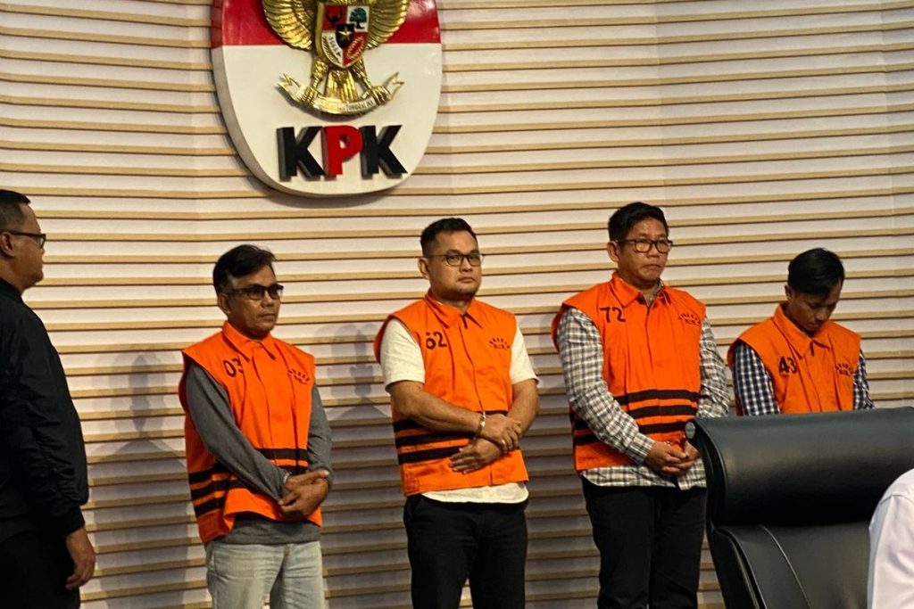 Empat tersangka korupsi PUPR Ogan Komering Ulu, Sumsel, 20 November 2025. (Kompas.com)