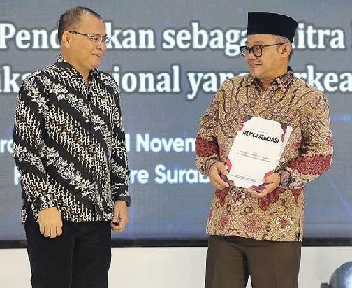 Ketua Forum Dewan Pendidikan se-Indonesia Prof Dr Junaidi menyampaikan rekomendasi kepada Menteri Pendidikan Dasar dan Menengah (Mendikdasmen) Prof Abdul Mu’ti yang membuka rakernas di Surabaya, Kamis, 20 November 2025. (Foto Istimewa)