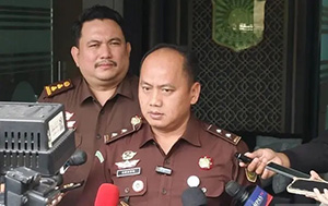 Kepala Pusat Penerangan Hukum (Kapuspenkum) Kejagung Anang Supriatna (tengah) saat memberikan keterangan pers di Gedung Puspenkum Kejagung, Jakarta, Senin (22/12/2025). (Foto: Inilah.com/Dok. Antara)