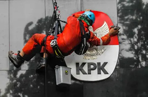 Seorang petugas sedang membersihkan logo Gedung KPK. (Foto:Inilah.com/antara).