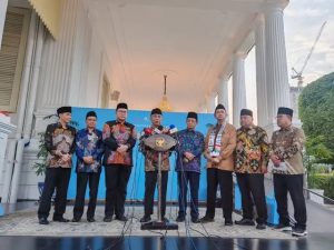 Pimpinan organisasi masyarakat (ormas) Islam menyampaikan keterangan pers usai bertemu Presiden RI Prabowo Subianto di Kompleks Istana Kepresidenan, Jakarta Pusat, Selasa (3/2/2026). Ormas Islam menyatakan dukungan atas rencana Indonesia bergabung dalam Dewan Perdamaian (Board of Peace/BoP) dengan sejumlah catatan agar langkah tersebut tetap berpihak pada perjuangan rakyat Palestina. (Foto: Inilah.com).