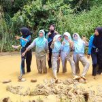 Cara Pelajar Mura Kritik Pemerintah, Berfose di Jalan Berlumpur Desa Sadu Kecamatan BTS Ulu