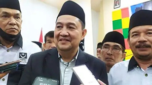 Ketua Umum Partai Masyumi Ahmad Yani (tengah) didampingi Ketua DPW Masyumi Aceh Prof Darni Dawod (kanan) saat memberikan keterangan pers, di Banda Aceh, Sabtu dini hari (26/3/2022).(Foto: Inilah.com )