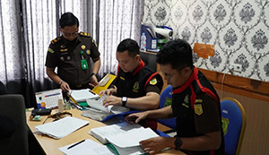 Tim Penyelidik Tindak Pidana Khusus Kejaksaan Negeri Musi Banyuasin melakukan penggeledahan dan penyitaan di dua lokasi, yaitu Kantor Bagian Tata Pemerintahan Kabupaten Musi Banyuasin dan Bidang Aset pada Badan Pengelolaan Keuangan dan Aset Daerah (BPKAD) Kabupaten Musi Banyuasin yang beralamat di Jalan Kolonel Wahid Udin, Serasan Jaya, Kabupaten Musi Banyuasin, Provinsi Sumatera Selatan, Senin, 13 April 2026. (Foto: Kejari Muba).