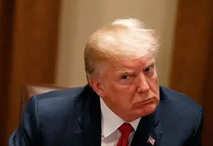 Survei terbaru menunjukkan bahwa mayoritas warga AS mendukung pemakzulan Presiden Donald Trump menyusul imbas dari konflik dan perang dengan Iran. (Foto: Inilah.com/Associated Press)