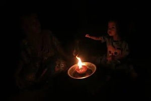 Warga bersama anak menggunakan lampu penerangan tradisional saat terjadi pemadaman listrik di Desa Suak Raya, Johan Pahlawan, Aceh Barat, Aceh,    Sebagian wilayah di Aceh masih terdampak pemadaman listrik bergilir yang dipicu gangguan pada sistem transmisi interkoneksi Saluran Udara Tegangan Tinggi (SUTET) 275 kV lintas Sumatera. (Foto:Inilah.com/Antara Foto).