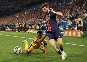 Khvicha Kvaratskhelia dari Paris Saint-Germain berduel dengan Denzel Dumfries dari FC Internazionale saat Final Liga Champions UEFA 2025 antara Paris Saint-Germain dan FC Internazionale Milano di Munich Football Arena pada tanggal 31 Mei 2025 di Munich, Jerman. (Foto: Inilah.com/Getty Images)