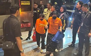 Dua orang warga negara asing terlibat kasus perjudian online jaringan internasional di Hayam Wuruk Plaza Tower turun dari mini bus menuju Gedung Kementerian Imigrasi dan Pemasyarakatan, Jakarta, Minggu (10/5/2026). (Foto:Inilah.com/Antara)