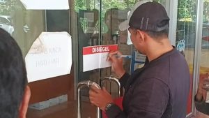  KPK LAKUKAN SEGEL : Komisi Pemberantasan Korupsi (KPK) yang tiba-tiba melakukan pengeledahan dan segel di Pemkab Muara Enim, Senin (8/6/2026). /Sripoku.com