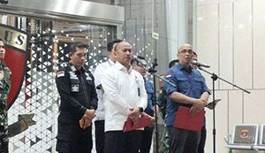 Direktur Penyidikan (Dirdik) Jaksa Agung Muda Bidang Tindak Pidana Khusus (Jampidsus) Kejagung Syarief Sulaeman Nahdi (kanan) memberikan keterangan pers di Gedung Jampidsus Kejagung, Jakarta, Kamis (18/6/2026). (Foto: Inilah.com/Antara)