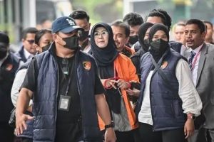 Petugas kepolisian menggiring Tifauzia Tyassuma (tengah) ke dalam gedung di Kejaksaan Negeri Jakarta Selatan, Jakarta, Senin (22/6/2026). (Inilah.com/Antara).