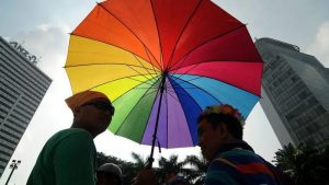 

Foto : Keterangan gambar,Ilustrasi. Seorang pendukung lesbian, gay, biseksual, dan transgender (LGBT) ikut serta dalam pawai untuk memperingati Hari Internasional Melawan Homofobia, Bifobia, dan Transfobia (IDAHOT) di Jakarta, Indonesia, pada 17 Mei/bbc.com.