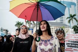 Foto: Keterangan gambar,Ilustrasi. Echa Wa'ode, seorang aktivis dari Arus Pelangi, organisasi hak-hak LGBTQ+ di Indonesia, berbaris bersama peserta lainnya dalam aksi protes yang diselenggarakan oleh Aliansi Perempuan Indonesia (API) pada peringatan Hari Perempuan Internasional ke-50 yang menuntut hak-hak buruh, kesetaraan gender, dan perlindungan, di Jakarta pada 8 Maret 2025/bbc.com.