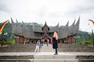 

Foto: Keterangan gambar,Wisatawan berfoto di luar Istana Balai Janggo, sebuah rumah kayu yang dibangun dengan gaya tradisional Minangkabau dengan atap runcing di Sumatra Barat/ bbc.com