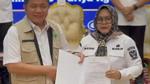 Gubernur Sumatera Selatan, Herman Deru secara resmi menyerahkan Surat Keputusan (SK) Pelaksana Tugas (Plt) Bupati Muara Enim kepada Wakil Bupati Muara Enim, Sumarni, di Griya Agung, Rabu (10/6/2026)/ Sripoku.com  