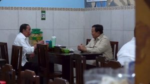 
Prabowo Subianto dan Jokowi makan malam bersama di Bakmi Jowo Bu Citro yang legendaris di Solo, Jawa Tengah (20/7/2025). Foto: detiknews.YouTube Prabowo Subianto.