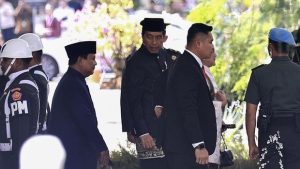 Presiden Joko Widodo (tengah) didampingi Ibu Negara Iriana Joko Widodo (kedua kanan) berbincang dengan Presiden Terpilih Prabowo Subianto (ketiga kiri) setibanya di gedung Nusantara menjelang pelantikan presiden dan wakil presiden periode 2024-2029 di Kompleks Parlemen, Senayan, Jakarta, Minggu (20/10/2024). Prabowo Subianto dan Gibran Rakabuming Raka akan mengikuti sidang paripurna MPR pengucapan sumpah sebagai Presiden dan Wakil Presiden Republik Indonesia masa bakti 2024-2029. (Detiknews.com/ANTARA)