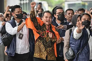 Petugas kepolisian menggiring Roy Suryo (tengah) ke dalam gedung di Kejaksaan Negeri Jakarta Selatan, Jakarta, Senin (22/6/2026). (Foto:(inilah.com/Antara).