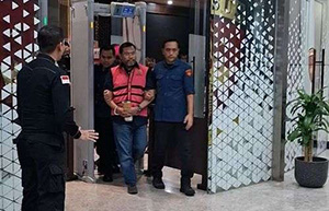 Mantan Wakil Kepala Badan Gizi Nasional (BGN), Sony Sonjaya, akhirnya keluar dari Gedung Bundar Jampidsus Kejaksaan Agung setelah menjalani pemeriksaan intensif selama lebih dari 9 jam, Kamis (18/6/2026) malam. (Foto: Inilah.com).
