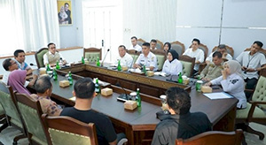 Rencana relokasi puluhan pedagang di kawasan Stadion Kamboja untuk pembangunan jogging track dipastikan belum akan dilakukan. Pemerintah Kota Palembang memilih menunda pemindahan dan mencari solusi bersama agar pedagang tetap dapat menjalankan usahanya/ rmolsumsel.id.
