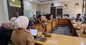 Audiensi dipimpin Ketua Komisi D DPRD Kabupaten Bandung, Cecep Suhendar, bersama Dinas Pendidikan Kabupaten Bandung yang diwakili Kepala Bidang SD, kepala sekolah, pengawas sekolah, Camat Margahayu, serta orang tua Arya, Dewi, pada Senin (6/7/2026).