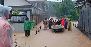 Tim petugas gabungan mengevakuasi warga penyintas banjir di Kota Padang, Sumatera Barat, Senin (3/8/2026). (Foto: Inilah.com/BPBD Kota Padang)