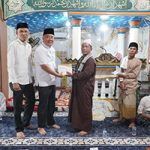 Cik Ujang Apresiasi Kekompakan Warga Kepur, Serahkan Bantuan untuk Masjid dan Masyarakat   