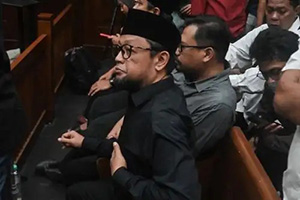 Terdakwa kasus dugaan korupsi kuota haji periode 2023-2024 Ishfah Abidal Aziz atau Gus Alex (kiri) bersiap menjalani sidang di Pengadilan Tipikor. Dalam sidang 18 Agustus 2026, jaksa KPK membongkar BAP yang mengungkap adanya permintaan jemaah pengganti dari adik pemilik PT Makassar Toraja (Maktour), Fuad Hasan Masyhur. (Foto: Inilah.com).