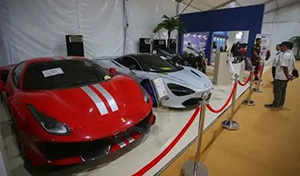 Pengunjung mengamati mobil mewah yang dilelang terbuka pada acara Badan Pemulihan Aset (BPA) Kejaksaan RI. (Foto:Inilah.com/Antara).