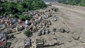 Rumah-rumah di wilayah Nepal tertimbun lumpur setelah banjir bandang dahsyat menerjang pada Rabu (26/8/2026) pagi. (Inilah.com/AFP)