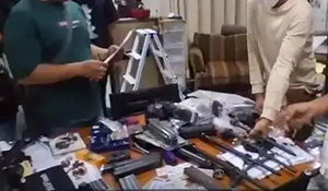 Polisi menyita ratusan senjata api di sebuah sekolah swasta di kawasan Pondok Pinang, Kebayoran Lama, Jakarta Selatan, Kamis (6/8/2026). (Inilah.com/Dok Pribadi)