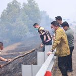 Gubernur Herman Deru Tinjau Langsung Karhutla di Tol Palindra, Minta Titik Api Segera Dipadamkan