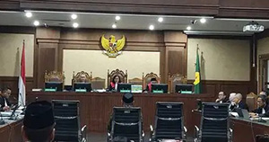 Tersangka kasus dugaan korupsi kuota haji dan penyelenggaraan ibadah haji Yaqut Cholil Qoumas saat mendengarkan dakwaan yang dibacakan dalam persidangan di Pengadilan Tindak Pidana Korupsi Jakarta, Selasa (11/8/2026).(Foto: Inilah.com)