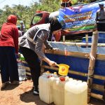 Bantu Warga Somogede Wonosobo, Polisi Salurkan 8.000 Liter Air Bersih