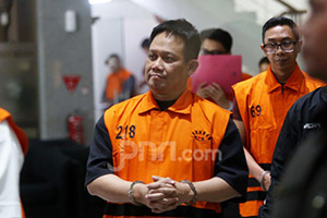 Pihak swasta yang diduga orang kepercayaan Menteri ATR/BPN Nusron Wahid, Arif Sugianto (218) seusai menjalani pemeriksaan di Gedung Merah Putih KPK, Jakarta, Selasa (15/9). Arif ditahan KPK saat terjaring OTT dalam kasus dugaan suap dan penerimaan lainnya atau gratifikasi di lingkungan Kementerian ATR/BPN dan mengamankan uang tunai senilai kurang lebih total Rp106,3 miliar. (JPNN.com)