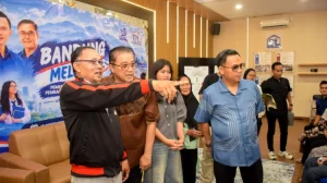 Wakil Ketua DPRD Kabupaten Bandung, M Hailuki (kanan), bersama Wakil Ketua Umum DPP Partai Demokrat, Dede Yusuf (tengah) saat acara pemeriksaan dan pembagian kacamata gratis