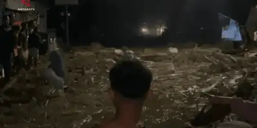 Banjir bandang yang membawa material batu dan lumpur menerjang Kabupaten Solok, Sumbar, Senin (21/9/2026) malam. (Foto: Inilah.com/Antara)