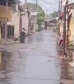 Mulai Hujan, tampak jalanan di kawasan Kecamatan Lemabang basah karena diguyur hujan, Minggu (20/9/2026) siang. Badan Meteorologi, Klimatologi, dan Geofisika (BMKG) Sumatera Selatan memprakirakan cuaca di sejumlah wilayah Sumatera Selatan pada, Senin (21/9/2026). (Sripoku.com/Instagram/@palembang.update)