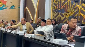 Menteri ATR/BPN Nusron Wahid menghadiri rapat Panitia Kerja RUU Pengaturan Reforma Agraria bersama Badan Legislasi DPR RI di Kompleks Parlemen, Senayan, Jakarta, Senin (21/9/2026). Kehadiran Nusron menjadi sorotan setelah sebelumnya beberapa kali absen dalam rapat bersama DPR di tengah bergulirnya kasus OTT KPK di lingkungan ATR/BPN. (Foto: Inilah.com).