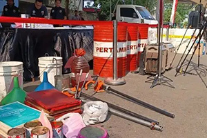 Sejumlah barang bukti pabrik oli palsu ditunjukkan dalam jumpa pers di Polres Metro Jakarta Barat, Selasa (1/9/2026). (Foto:Inilah.com/Antara)